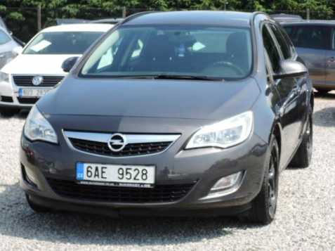 Opel Astra kombi 118kW nafta 2011